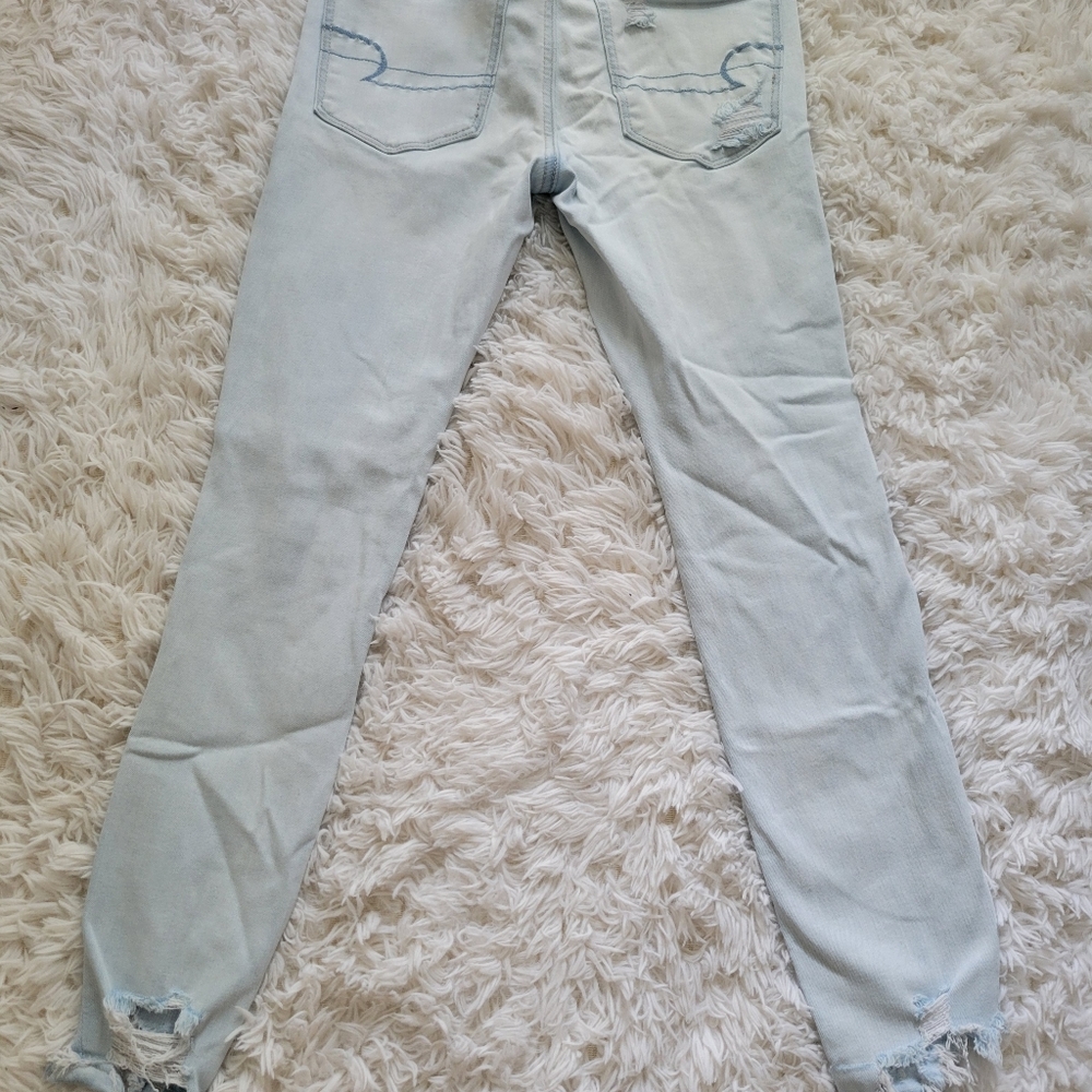 American Eagle Outfitters - Picture 2 of 3